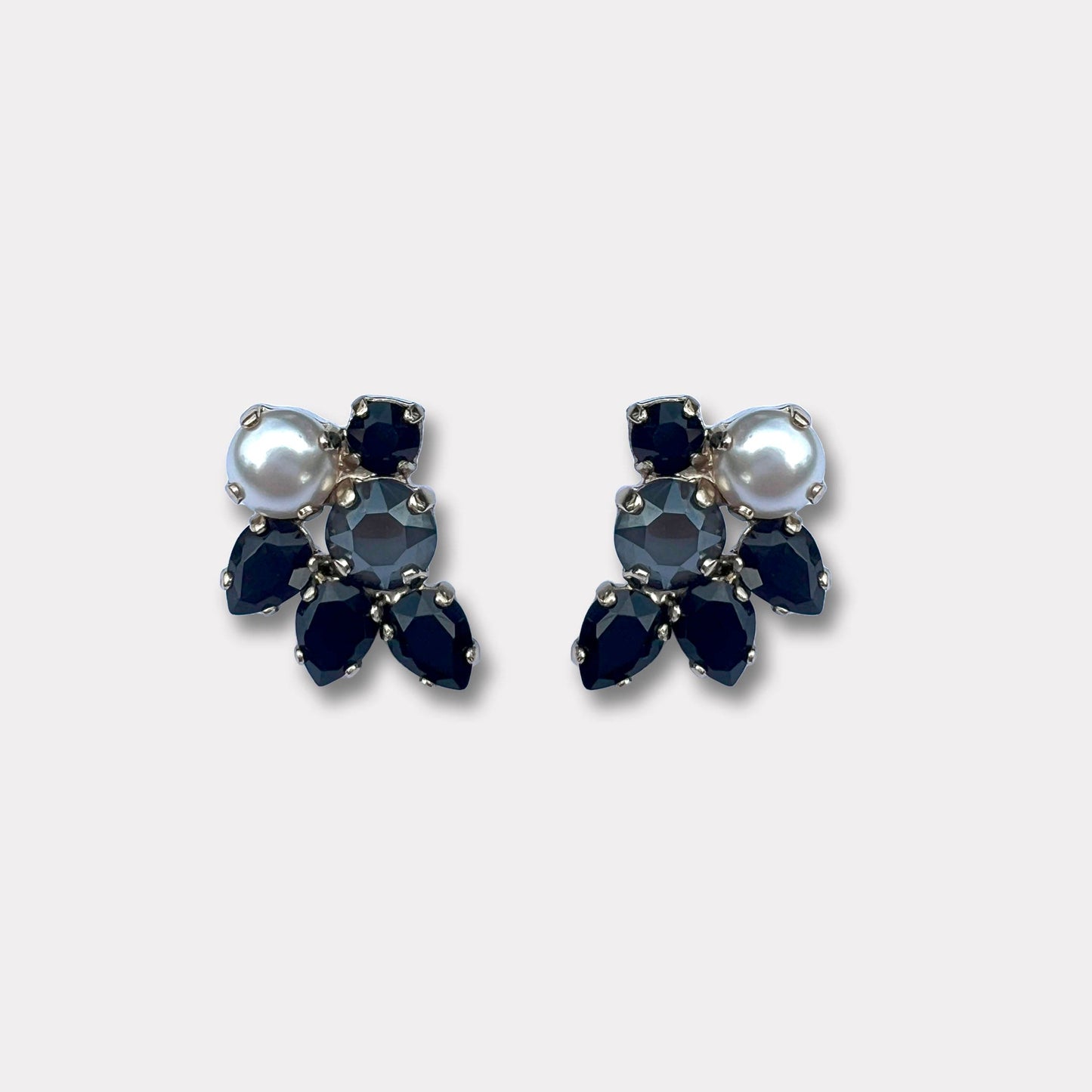 Farino Carolina Zilver Zwart. Carolina is een A-symmetrisch model met diverse kleine kristalletjes. Voor de dagen dat je net iets meer wilt uitpakken met je sieraden.