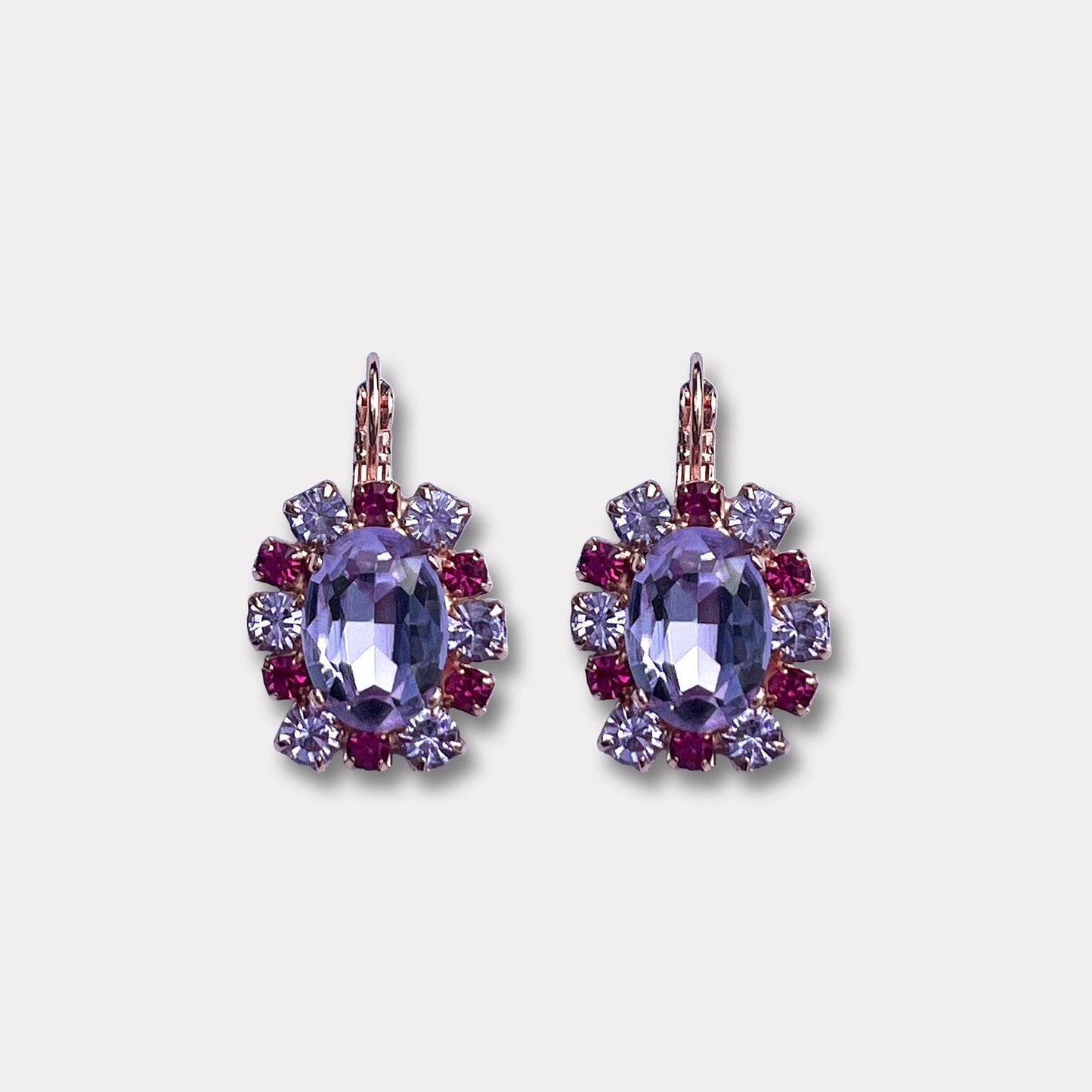 Adriana lila rose gold prachtige swarovski oorbellen van het merk farfino. Draag deze oorbellen voor overdag of juist tijdens dat leuke feestje. De verschillende kleuren rondom de grote Swarovski-kristal maken Adriana extra bijzonder. Verkleed je en straal met deze glamoureuze Farfino oorbellen.