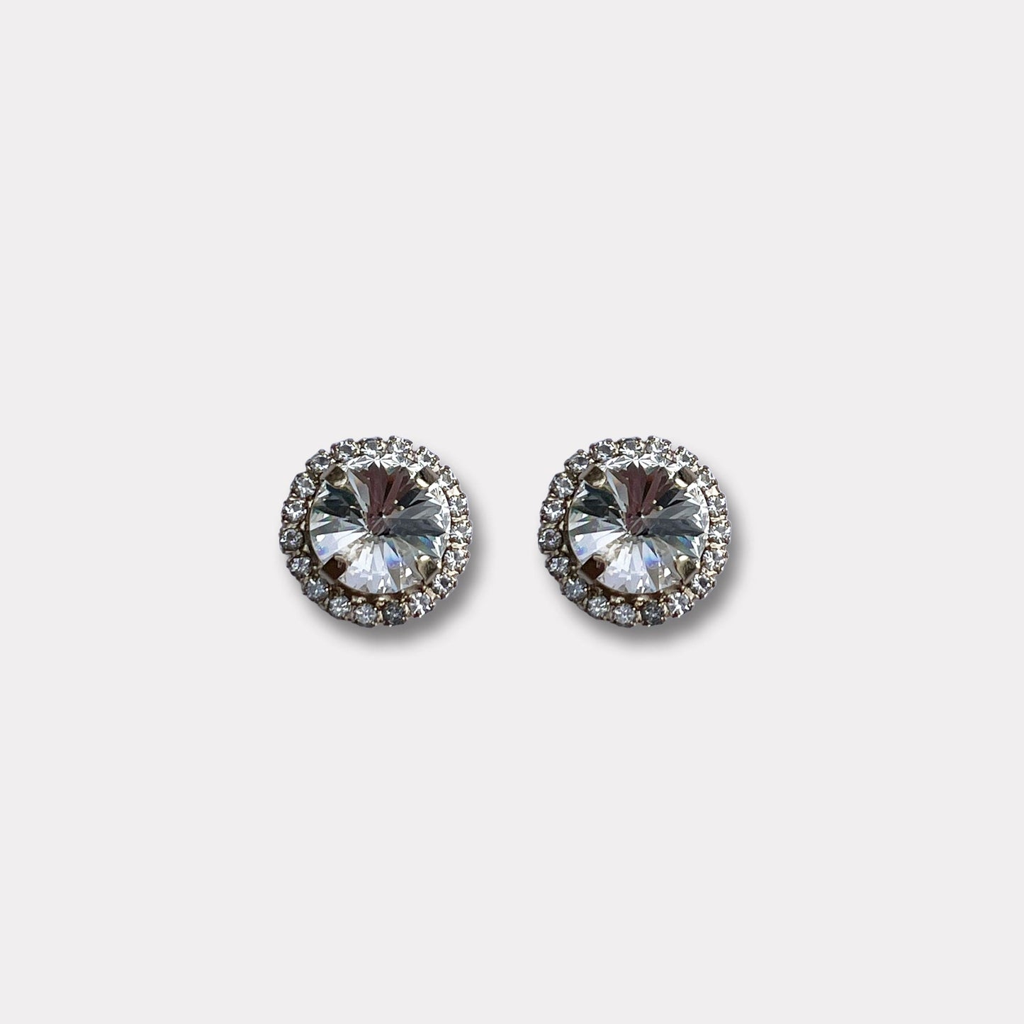 Andrea Crystal gold, exclusieve statementoorbellen real life te zien bij de Farfino winkel Damice. deze oorbellen zijn handgemaakt en ingelegd met Swarovski kristallen.