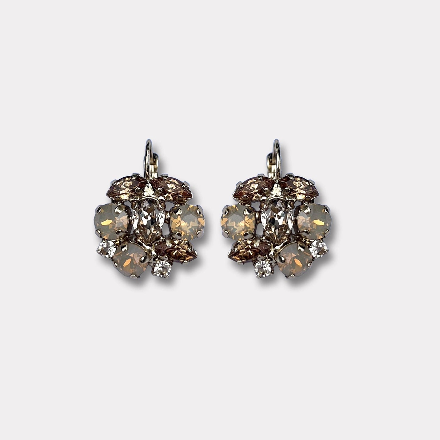 Angelina Crystal gold, deze statement oorbellen zijn te bewonderen bij damice. geniet van deze prachtige farfino collectie, handgemaakt en ingelegd met swarovski kristallen.