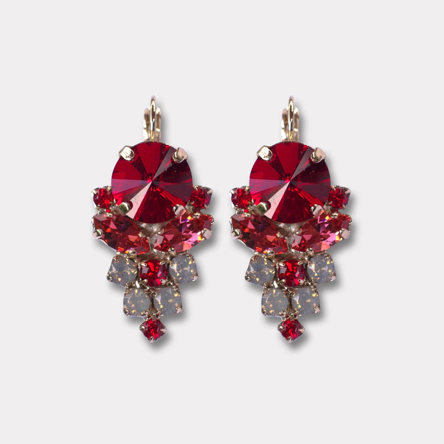 Ga jij voor een echt opvallend sierraad? Met Beatrice steel je de (mode)show. Combineer Beatrice met een feestelijke outfit, en je bent klaar voor het feestje. de Farfino oorbel ingelegd met echte Swarovski kristallen