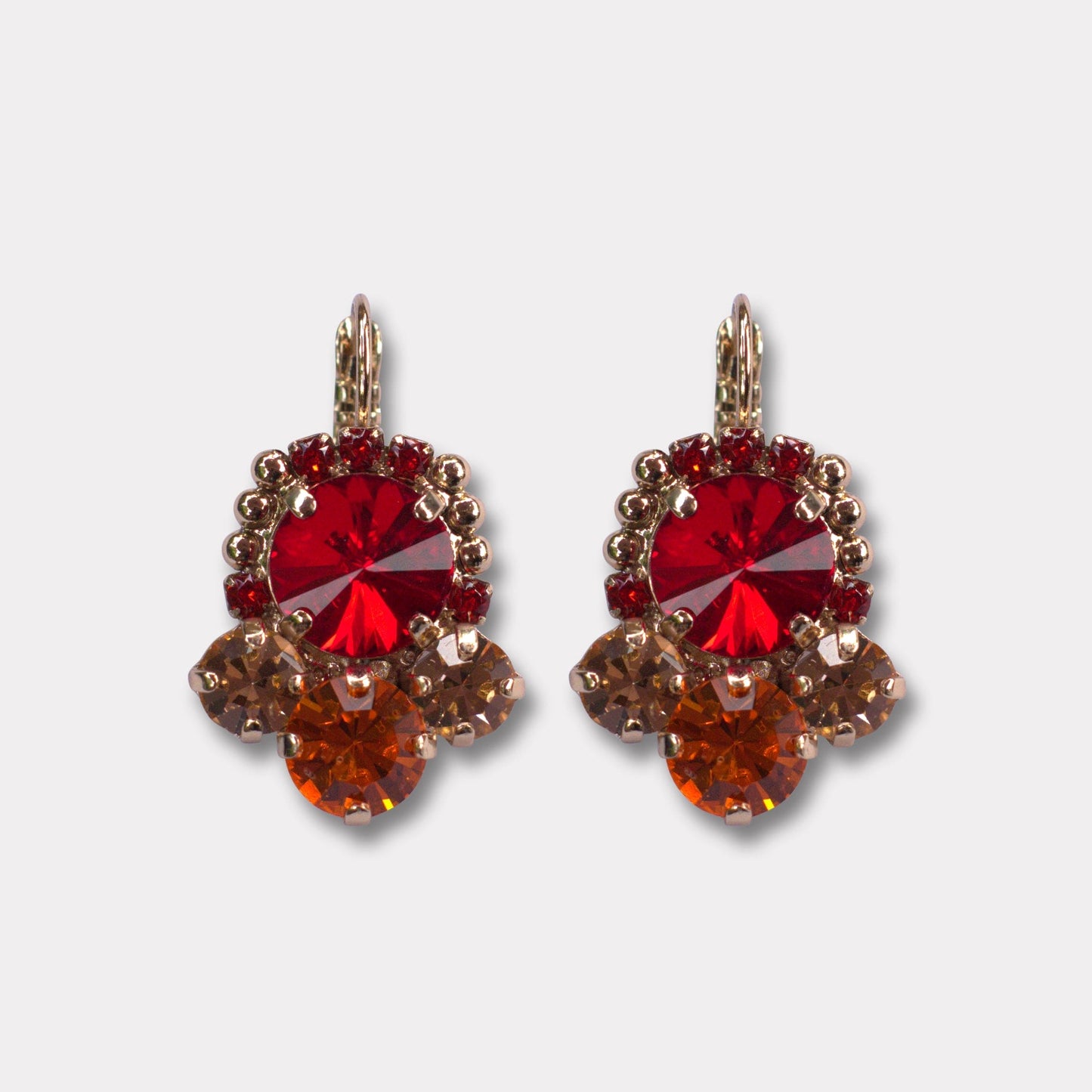 De Farfino Bianca Red Gold is een wat kleiner modelletje, en heeft een sfeersfeer die bij elke gelegenheid voorbij is. De rode en oranje stenen in combinatie met de gouden details, maken Bianca een warm en sfeervol model.
