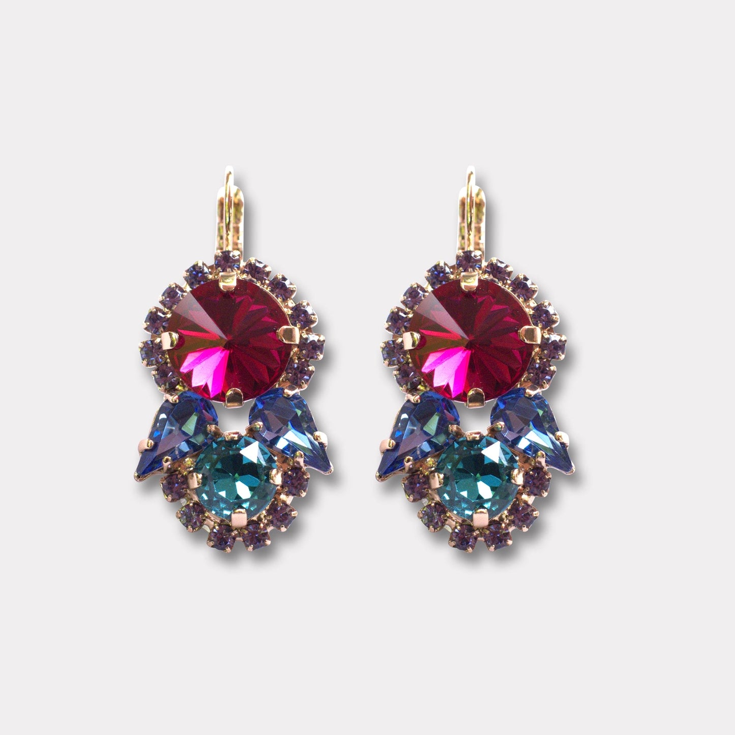 Chavelli is een emotionele eye-catcher met een exclusieve uitstraling. Perfect voor een feestje maar verleden ook goed bij een alledaagse outfit voor een chique touch.* Kwaliteit verzekerd, omdat elke oorbel met de hand is gemaakt in Italië, van hoogwaardige materialen