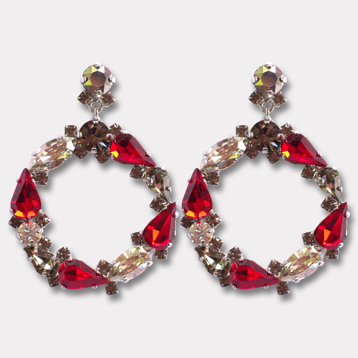 Farfino Donatella Rood Zilver
Donatella is een feest voor het oog. Met haar rode en transparante Swarovski-stenen en zilveren accenten, straal je met glamour. Perfect voor feestelijke avonden en speciale gelegenheden. Handgemaakt in Italië en ingelegd met prachtige Swarovski kristallen.