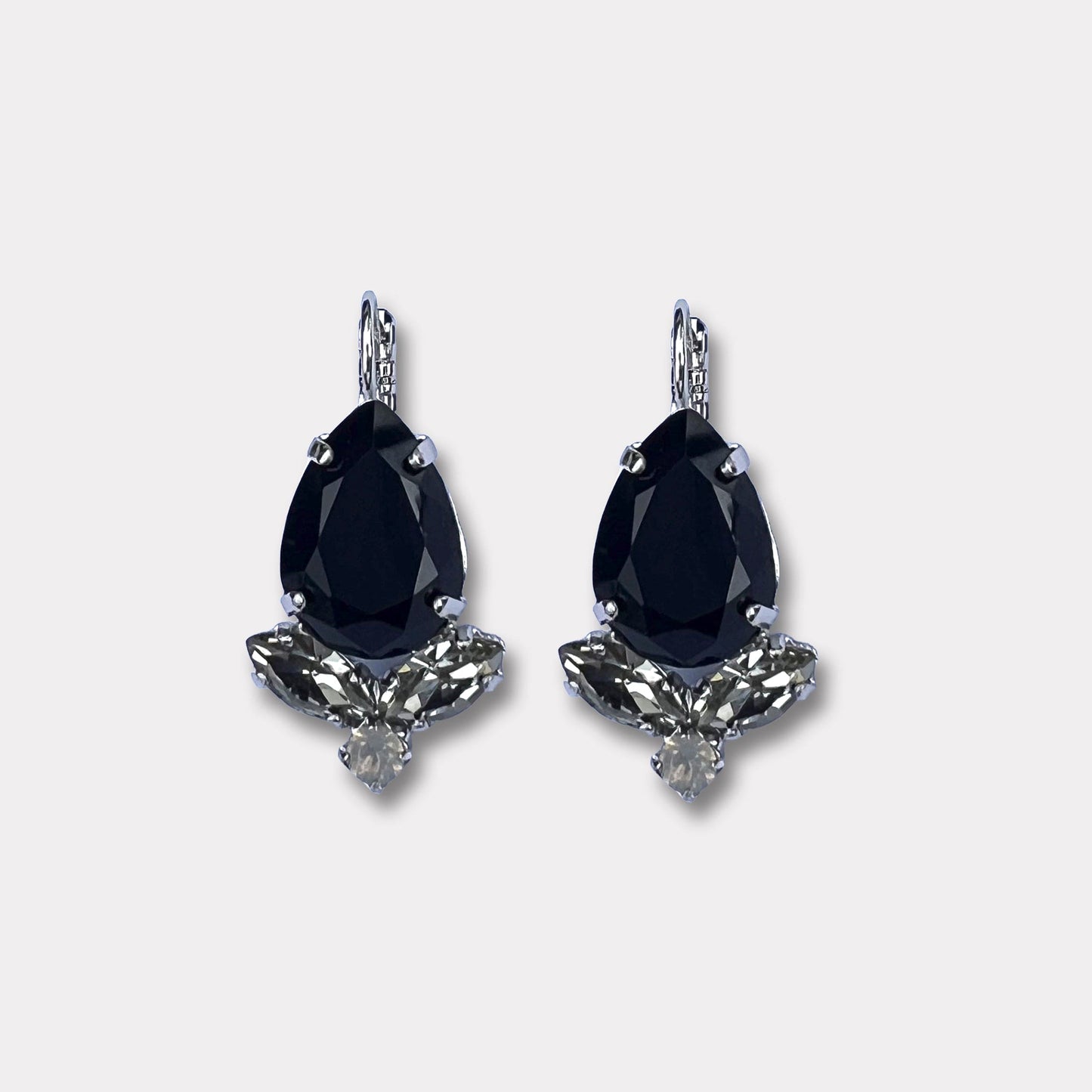 Farfino Donna Zwart Zilver
Met deze oorbellen ben je een echte Italiaanse Donna. Feestelijk, maar toch gangbaar door haar eenvoud.
Handgemaakt in Italië, met Swarovski® kristallen
Beperkte oplage, dus exclusiviteit gegarandeerd