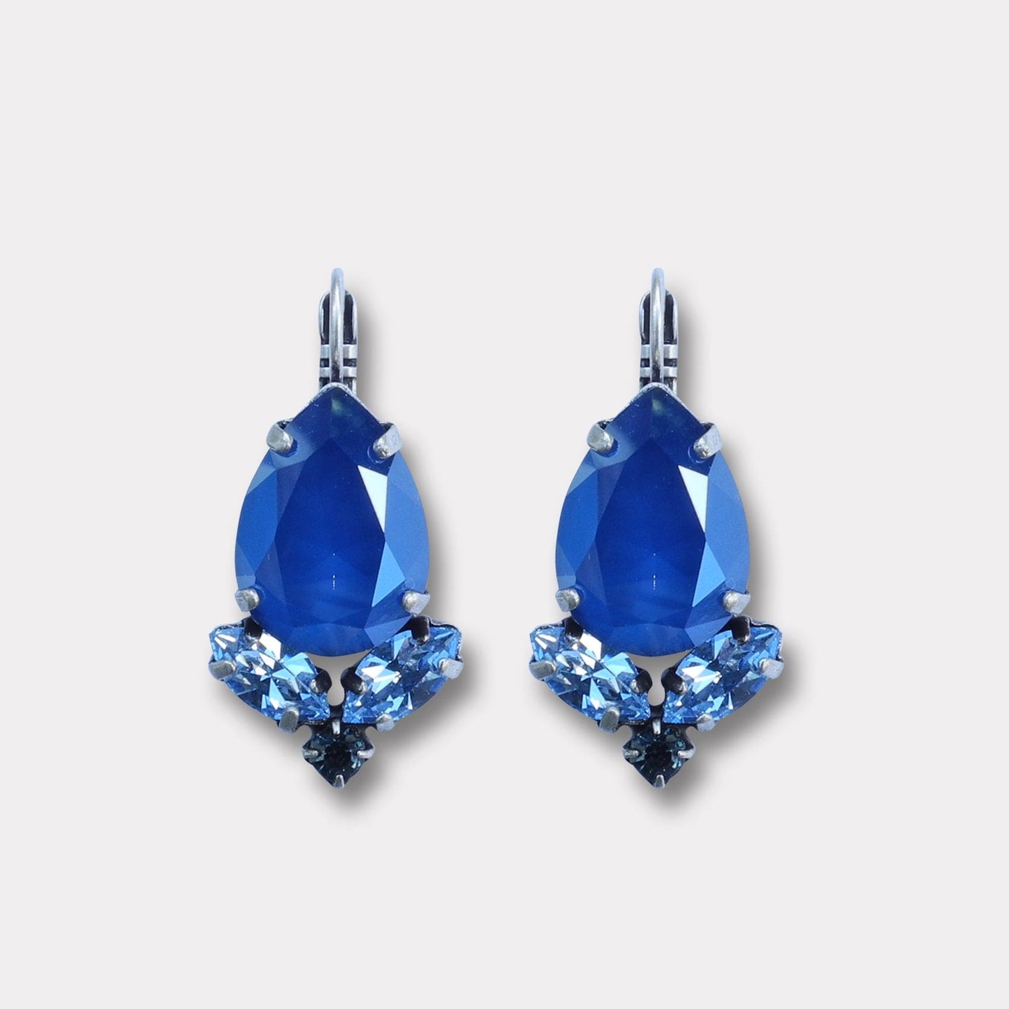 Farfino Donna Bleu Silver
De kleurrijke en diverse collectie van Farfino zijn Italiaanse handgemaakte oorbellen van hoogwaardige materialen. Van elk ontwerp zijn er slechts een paar gemaakt, zodat de exclusiviteit hoog blijft en je er zeker van kunt zijn een uniek paar in handen (oren) te hebben.