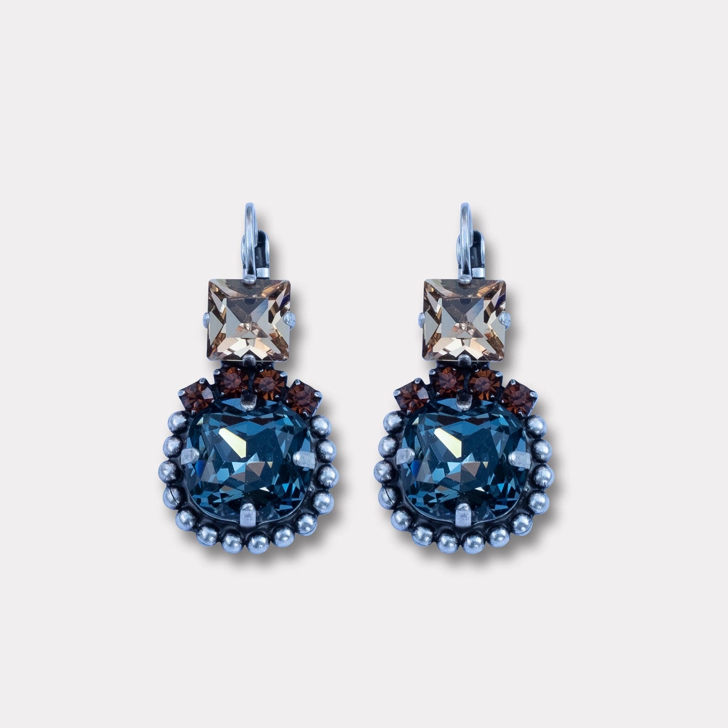De Farfino oorbellen Eleonora midnight bleu. Alle oorbellen zijn gemaakt van koperen metalen en daarna ondergedompeld in zilver, roségoud of verguld. Deze metalen zijn hypo-allergeen en nikkelvrij, waardoor iedereen het kan dragen.Voor alle oorsieraden wordt met Swarovski gewerkt. Swarovski kristallen geven kwaliteit en een luxe schittering.