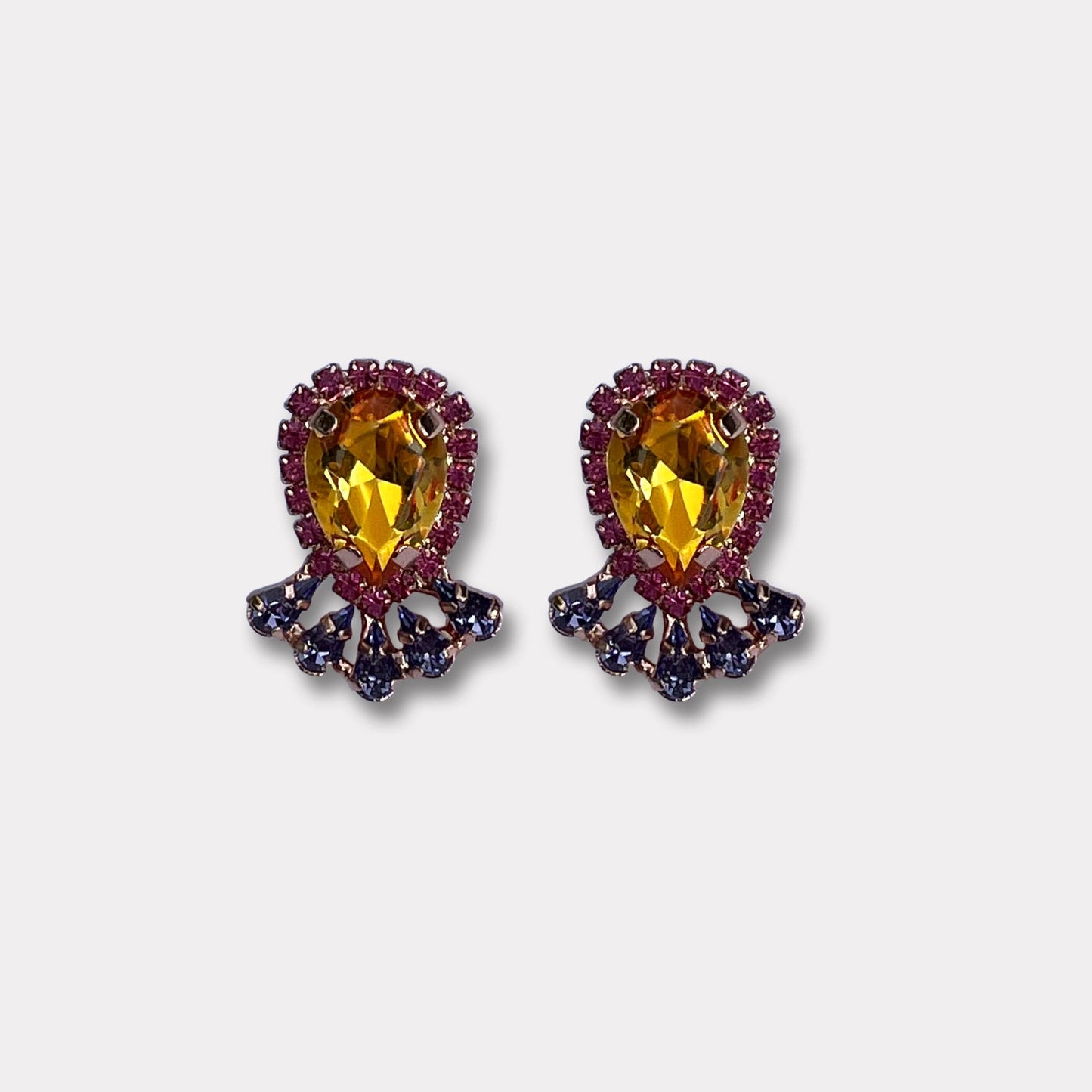 Farfino Damice Crystal Rose, De Farfinocollectie bevat een verscheidenheid aan kleuren en ontwerpen. Elk ontwerp wordt met de hand gemaakt in Italië. De oorbellen zijn gemaakt van brons, ondergedompeld in zilver, roségoud of goud.