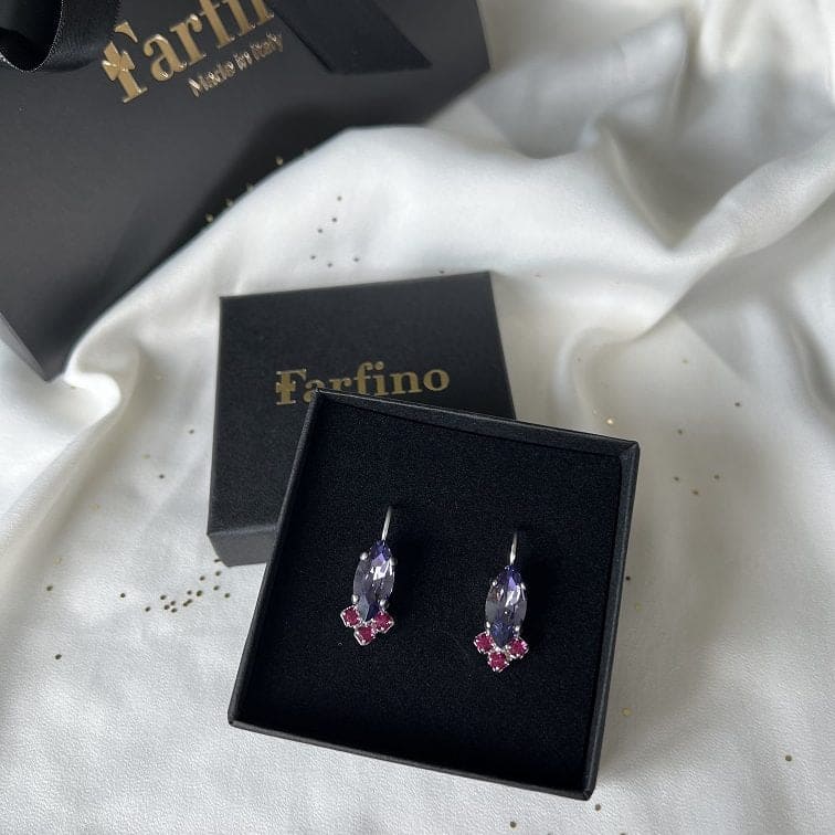 Bewonder dit kleine model oorbellen van Farfino, Daniela Violet Silver. Soms heb je geen zin in al te veel poespas, maar wil je wél een klein, chique sieraad dragen. Dan is Daniëla de perfecte oorbel. Verfijnd en subtiel, ideaal voor een alledaagse dag.
