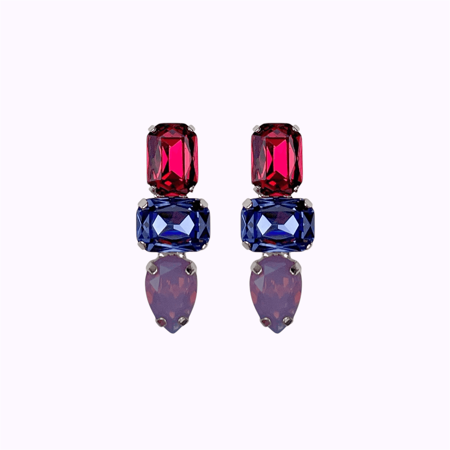 Farfino Nora Fuchsia Goud
Nora bestaat uit twee ovale en een druppelvormige kristal, allemaal in vrolijke kleurtjes met een prachtige schittering. Wat dacht je van de oorspronkelijke armband, in dezelfde kleuren? Helemaal passend!