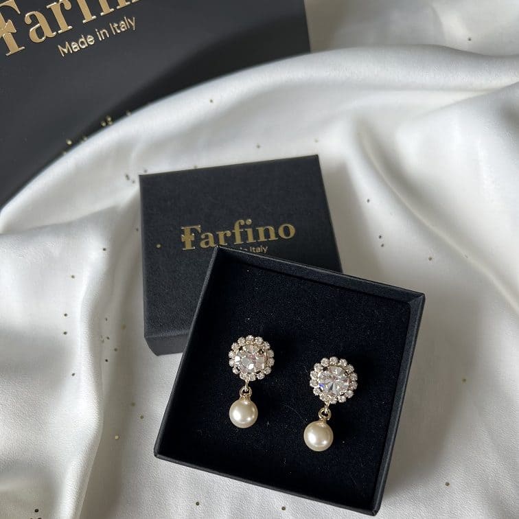 Farfino parel oorbellen met Swarovski , nikkel vrij en hypoallergeen. Perfect voor een bruiloft/ feest.