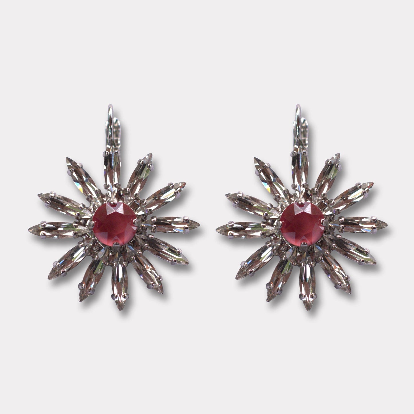 Farfino Federica Kristal Zilver
Federica zorgt voor een luxe toe aan jouw outfit. Ze heeft een geur aan verschillende kristallen, in de tinten roze en paars. Met deze statement-oorbellen ben je klaar om te schitteren tijdens dat feestje!
Handgemaakt in Italië, met Swarovski® kristallen
Beperkte oplage, dus exclusiviteit gegarandeerd
