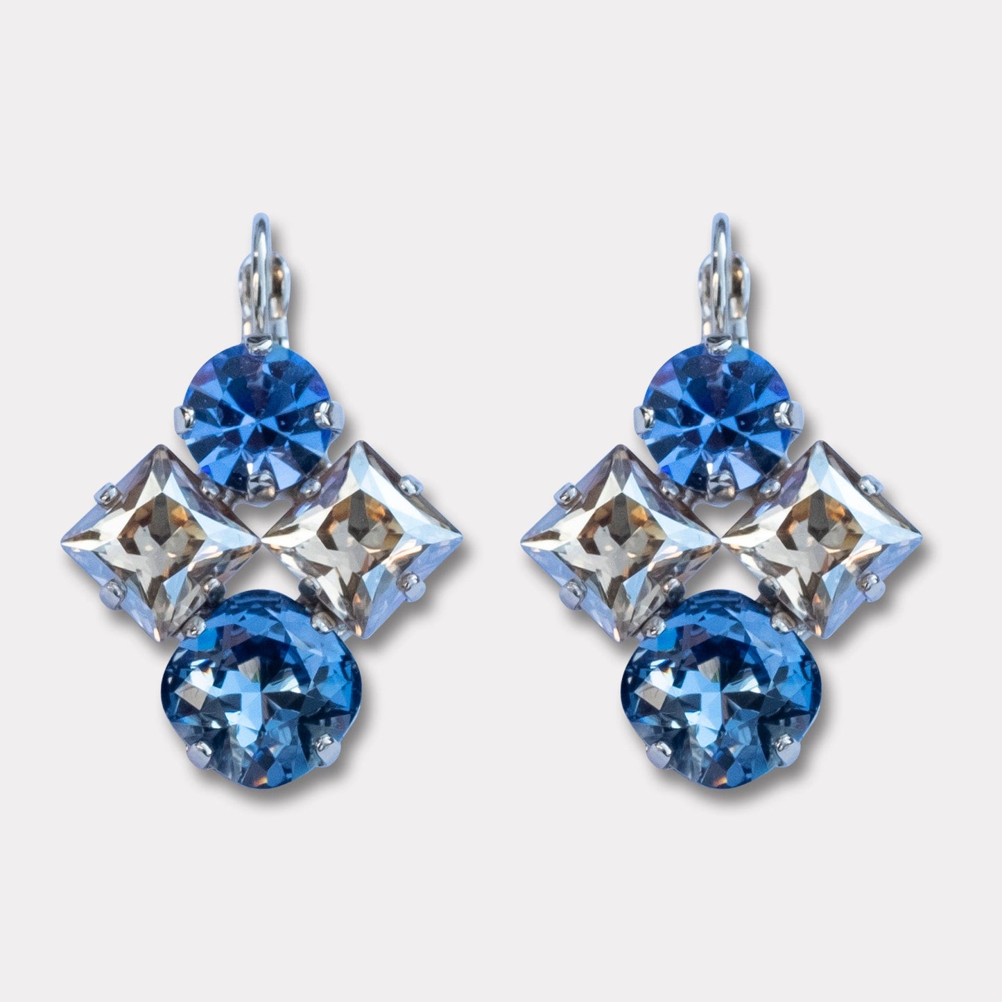 Farfino Fiore Blauw Goud
De kleurrijke en diverse collectie van Farfino zijn Italiaanse handgemaakte oorbellen van hoogwaardige materialen. Van elk ontwerp zijn er slechts een paar gemaakt, zodat de exclusiviteit hoog blijft en je er zeker van kunt zijn een uniek paar in handen (oren) te hebben.