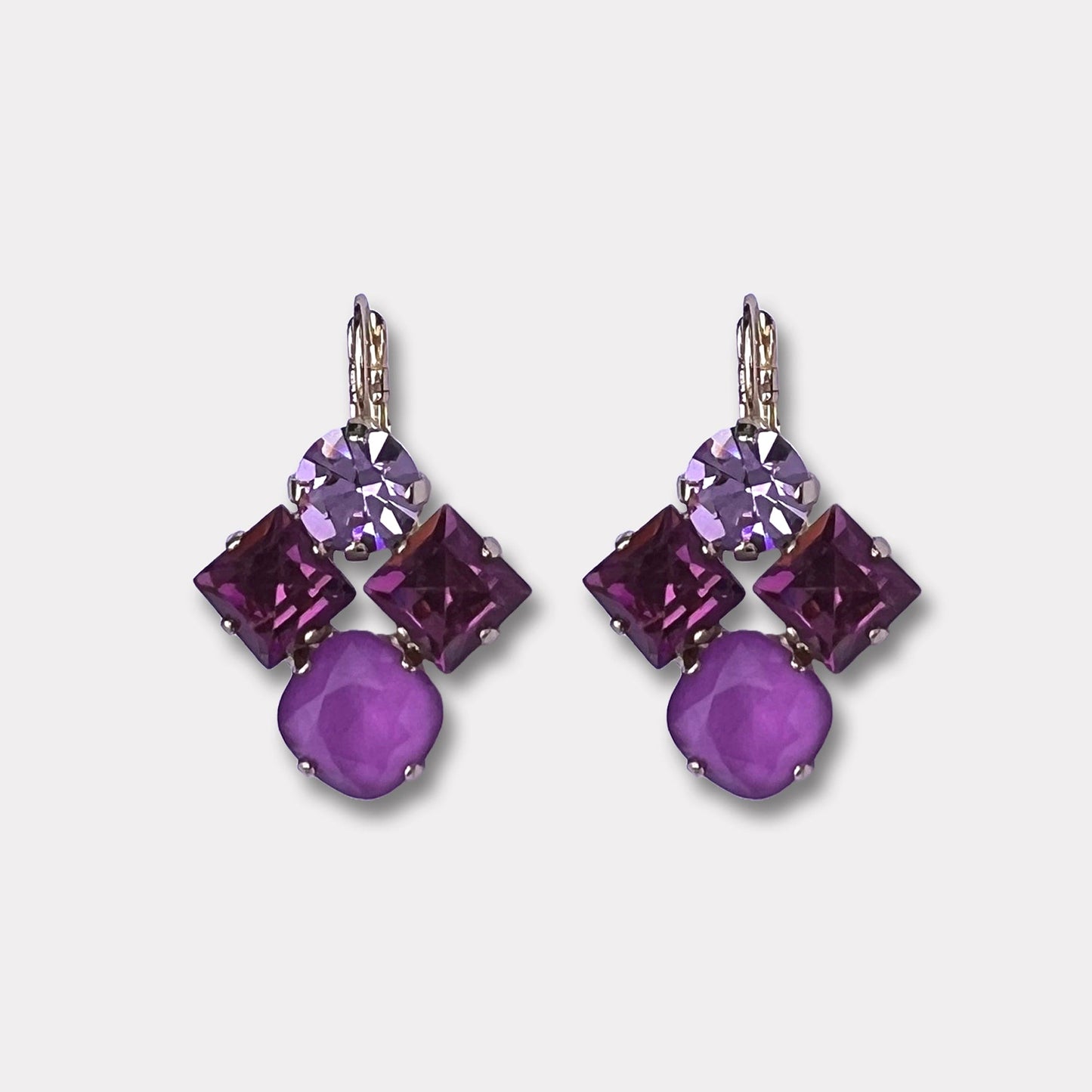 Farfino Fiore Violet Rozegoud
,Stijlvol! Deze oorbellen zorgen voor een adembenemend resultaat. Ze maakt je outfit elegant en klassiek.
Handgemaakt in Italië, met Swarovski® kristallen
Beperkte oplage, dus exclusiviteit gegarandeerd