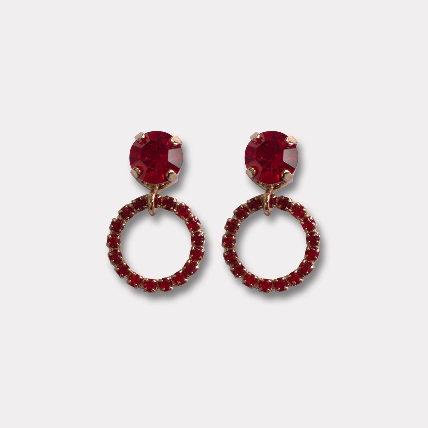 Farfino Gina Royal Rood
Houd jij meer van “knopjes” maar wil je iets bijzonders? Dan zijn Gina en jij de perfecte match! Deze prachtige ringetjes hangen aan een roodkleurige Swarovski-steker, en zijn erg licht om te dragen.
Handgemaakt in Italië, met Swarovski® kristallen
Beperkte oplage, dus exclusiviteit gegarandeerd