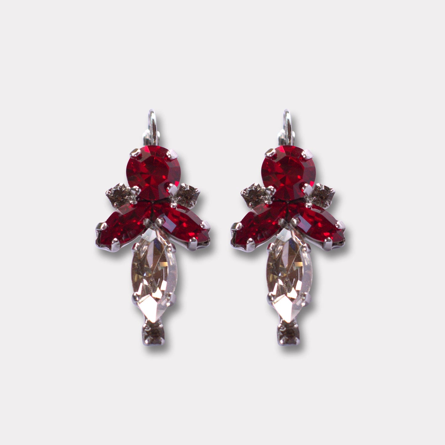 Farfino Giorgia Kristal Rood
Giorgia is de perfecte oorbel om passie en elegantie aan je look toe te voegen, en een must-have voor de liefhebbers van het klassieke rood.
Handgemaakt in Italië, met Swarovski® kristallen
Beperkte oplage, dus exclusiviteit gegarandeerd
