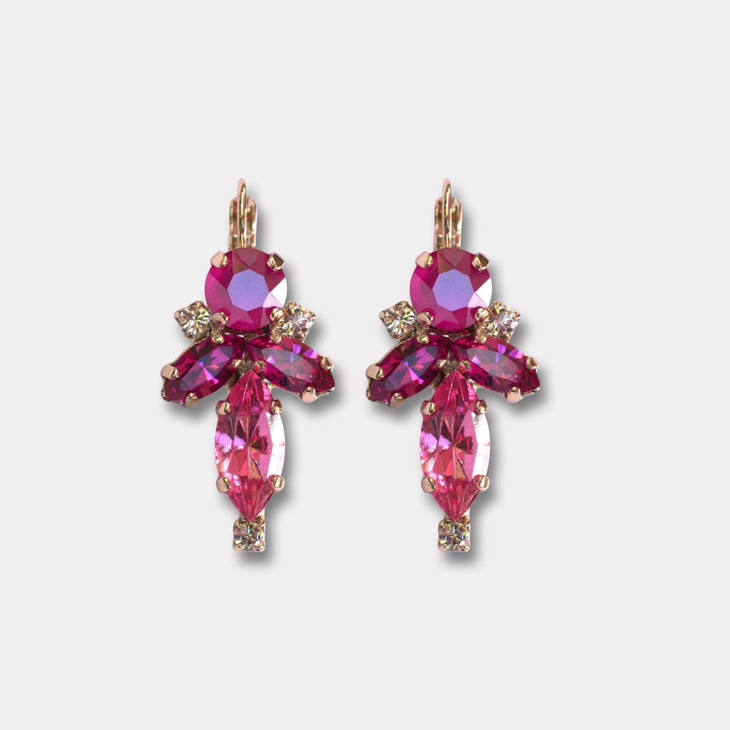 Farfino Giorgia Fuchsia Goud
Deze versie van Giorgia verspreidde roze Swarovski-kristallen met een warme gouden plating. Een perfecte keuze om te schitteren met een praktische elegantie.”
Handgemaakt in Italië, met Swarovski® kristallen
Beperkte oplage, dus exclusiviteit gegarandeerd