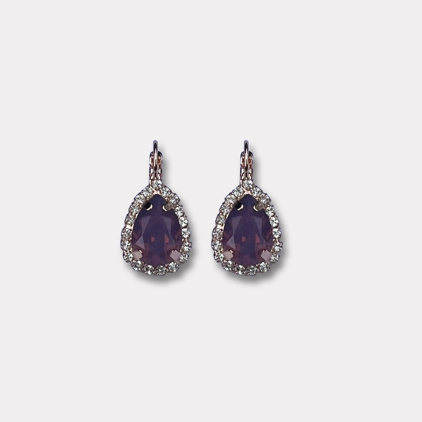 Farfino Giulia Violet Rosegoud
De Giulia is Farfino's favoriet aller tijden. Deze classy oorbellen zijn afgewerkt met Swarovski in een prachtige rode kleur. Combineer de oorbellen met je favoriete outfit en je bent klaar om te schitteren! Deze metalen zijn hypoallergeen en nikkelvrij