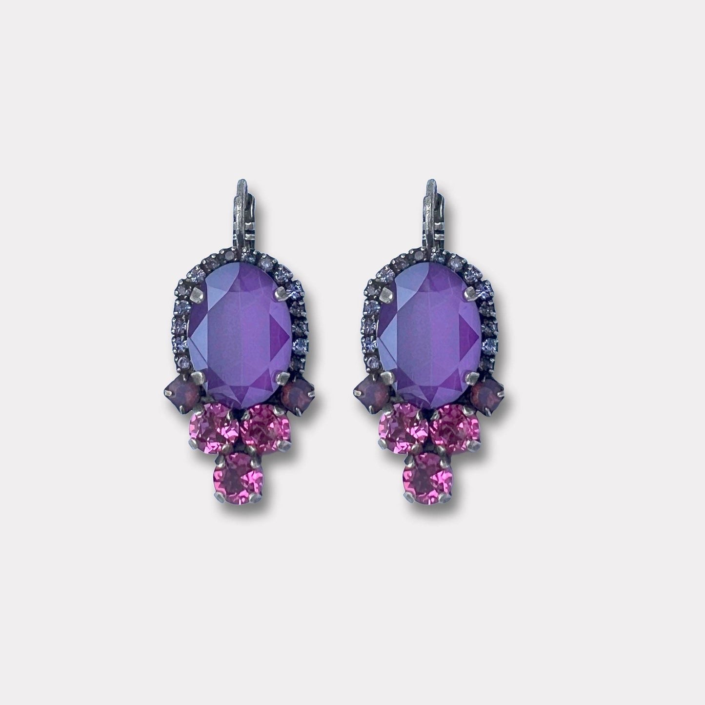 Deze prachtige oorbellen handgemaakt in Italië en ingelegd met Swarovski kristallen het model Tiaziana Purple Silver zijn dan ook echte statement oorbellen.