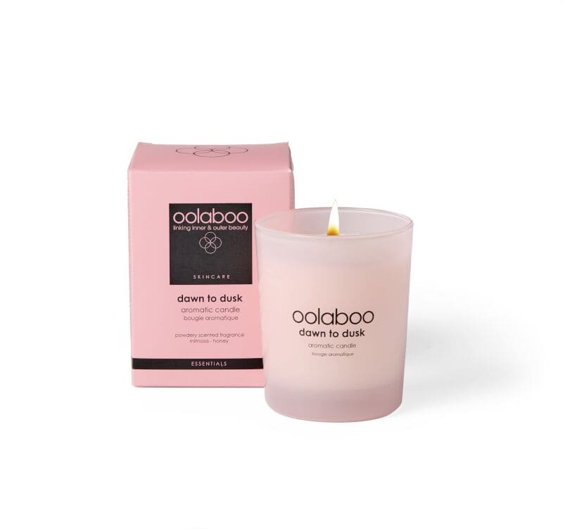geurkaars van oolaboo , dawn to dusk in een prachtig roze verpakking.geur  mimosa en honing