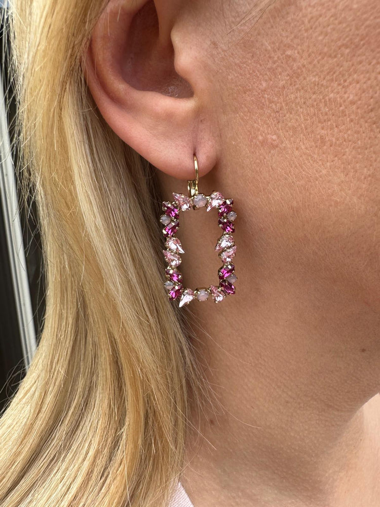 Prachtige Swarovski oorbellen in een rechthoekige vorm. Straal met deze statement oorbellen in diverse zachtroze kleuren. 