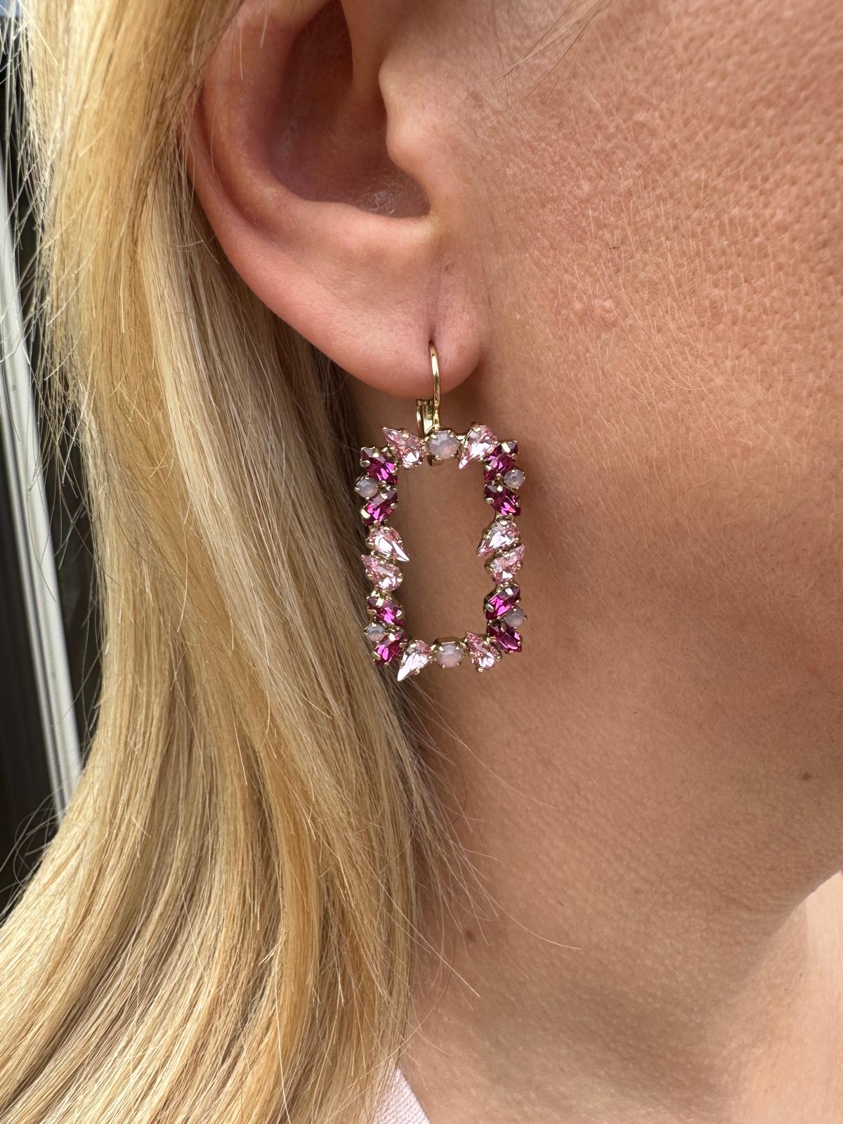 Prachtige Swarovski oorbellen in een rechthoekige vorm. Straal met deze statement oorbellen in diverse zachtroze kleuren. 