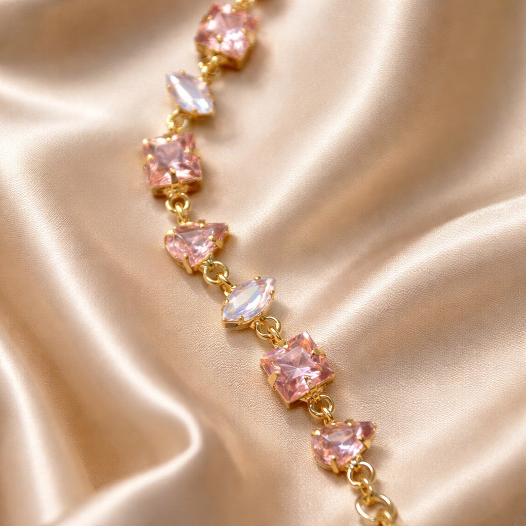 Blossom armband brown gold met Swarovski kristallen - close-up van bruine schakelarmband in goudverguld design