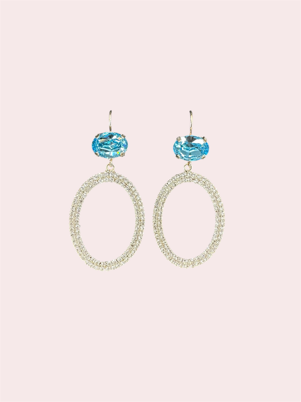 
Ovale oorbellen van het merk Damice jewelry, vriendelijk voor gevoelige oren en nikkelrvij. ingelegd met kleine kristallen en 1 grote steen. Swarovksi sieraden
