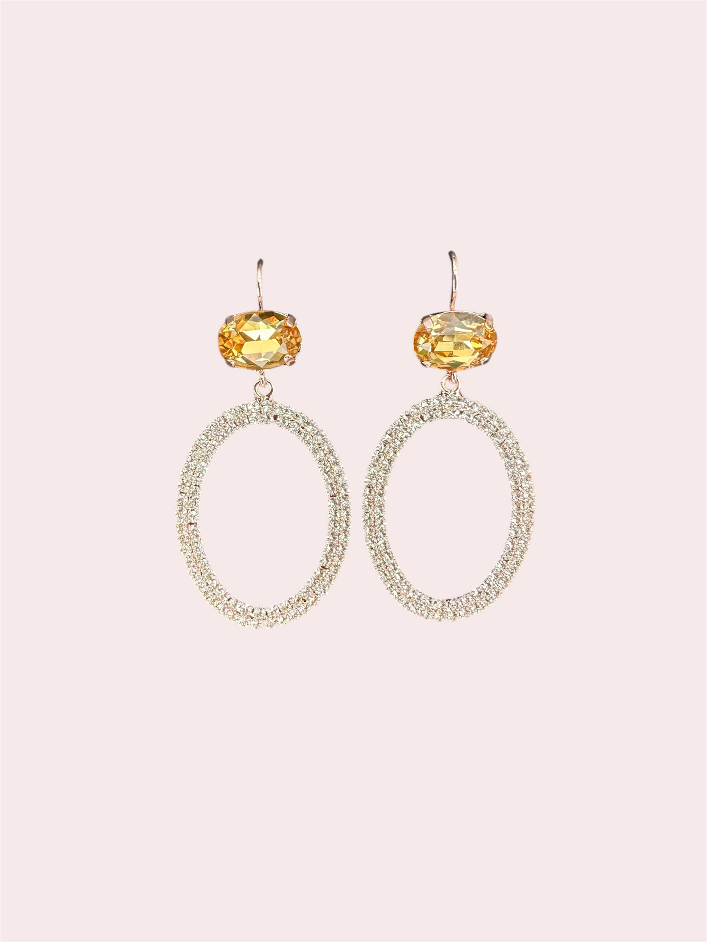 Ovale oorbellen van het merk Damice jewelry, vriendelijk voor gevoelige oren en nikkelrvij. ingelegd met kleine kristallen en 1 grote steen. Swarovksi sieraden