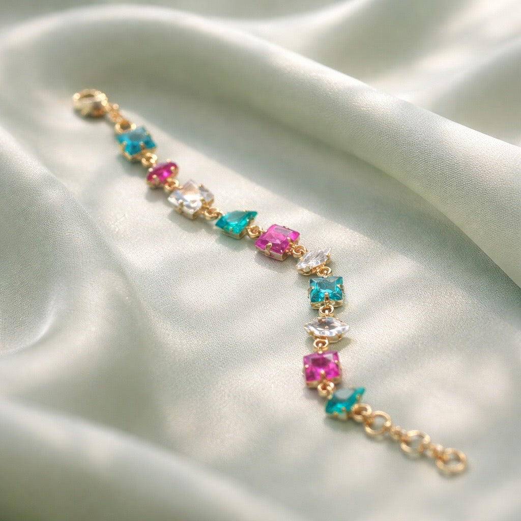 Blossom armband fuchsia gold met Swarovski kristallen - close-up van roze schakelarmband in goudverguld design