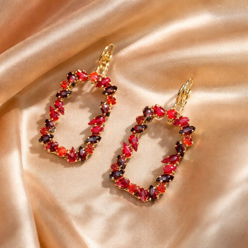 Catha Red Gold statement oorbellen met rode en bordeaux Swarovski kristallen in goudkleurige zetting - DAMICE Jewelry