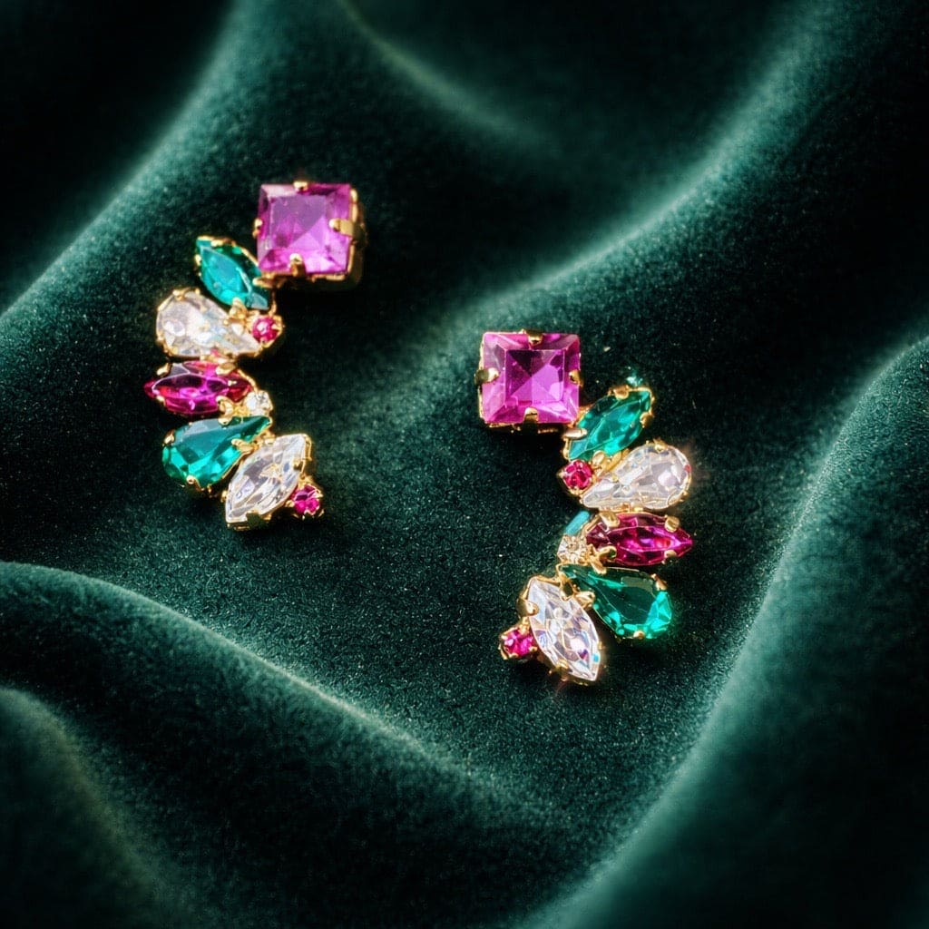 Ciara statement oorbellen fuchsia gold met Swarovski kristallen - halfronde oorbellen met paarse, groene en heldere stenen in goudverguld design