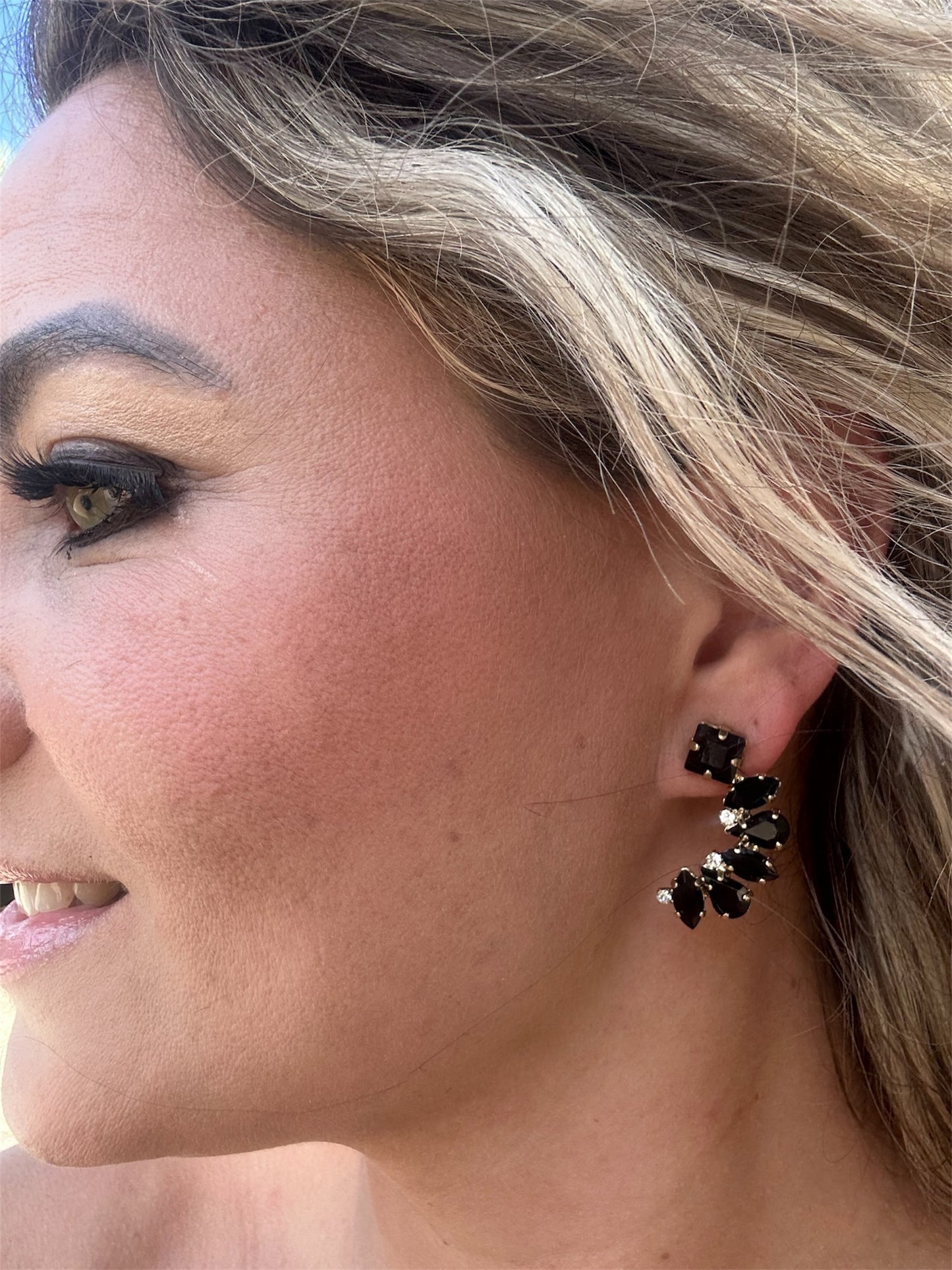 Ciara Black Gold Oorbellen met Swarovski stenen, statement oorbellen. 