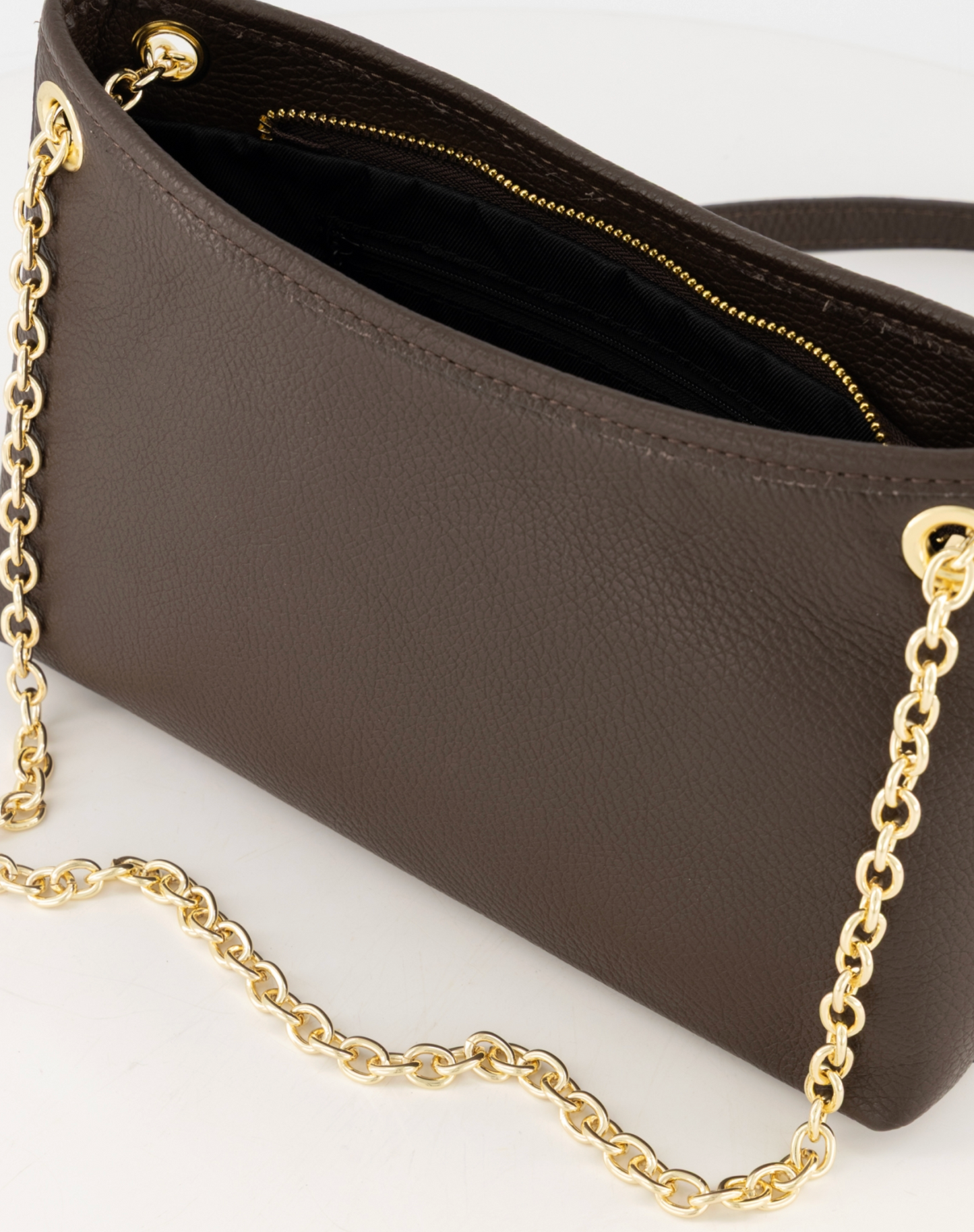 
                  
                    Binnenzijde Pisa Classic Grain crossbody tas met ruim hoofdvak, intern ritsvak en steekvak
                  
                