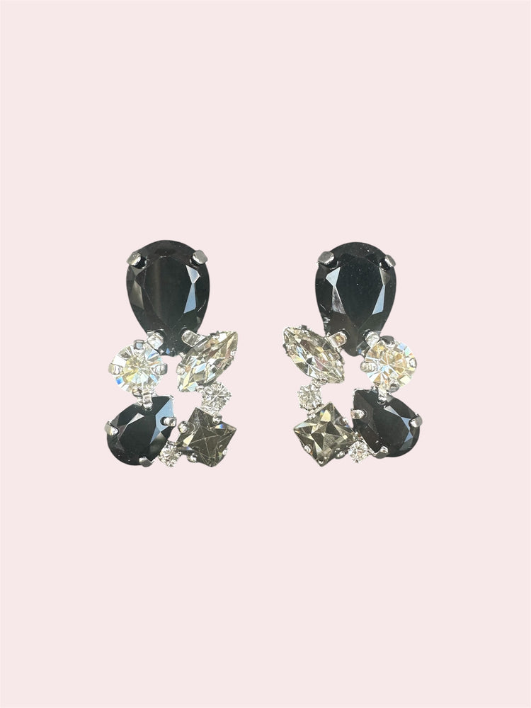 Statement oorbellen ingelegd met  zwart/grijs/heldere swarovski stenen.Echte niche sieraden voor een bruiloft of feest.