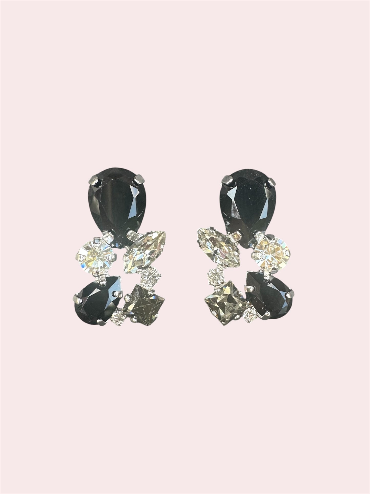 Statement oorbellen ingelegd met  zwart/grijs/heldere swarovski stenen.Echte niche sieraden voor een bruiloft of feest.