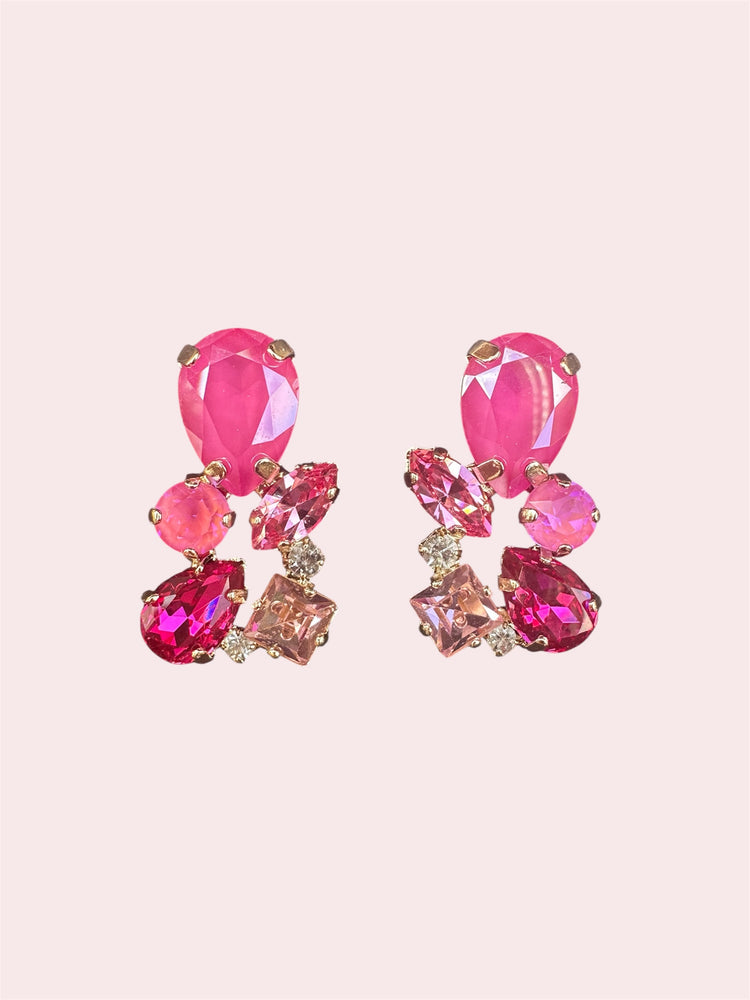 Swarovski oorbellen een echte niche oorbel in de kleur roze. Damice in Losser is officieel verkooppunt van deze niche oorbellen.  Draag ze tijdens een bruiloft of een feest. 