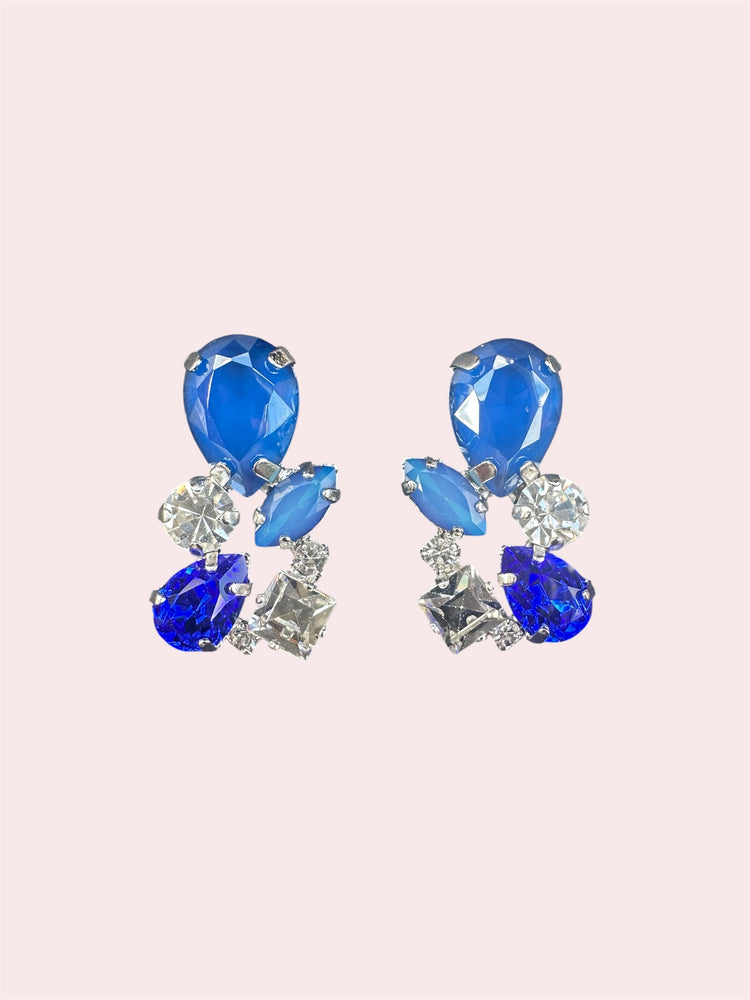 Statement Oorbellen met 7 fonkelende Swarovski stenen blauw en  Crystal. Swarovski oorbellen een echte niche oorbel in de kleur blauw. Damice in Losser is officieel verkooppunt van deze statement oorbellen.  Draag ze tijdens een bruiloft of een feest. 