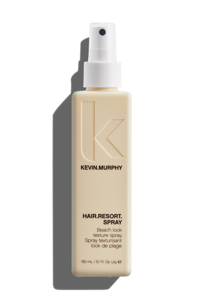 HAIR.RESORT.SPRAY is een styling en finishing spray. Creëer “a day at the beach” met deze geurende volume spray op basis van Honey, Citrus en Tangerine. Textuur gevende haarlak.