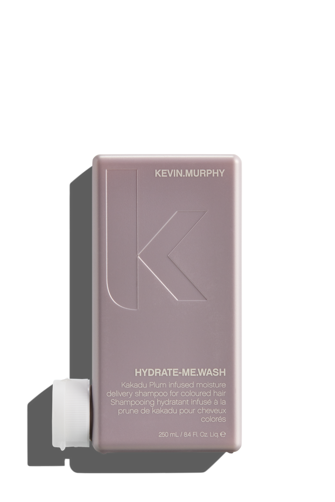 Deze shampoo van Kevin Murphy geeft dof futloos haar een voedende en hydraterende boost met onze HYDRATE.ME WASH. 