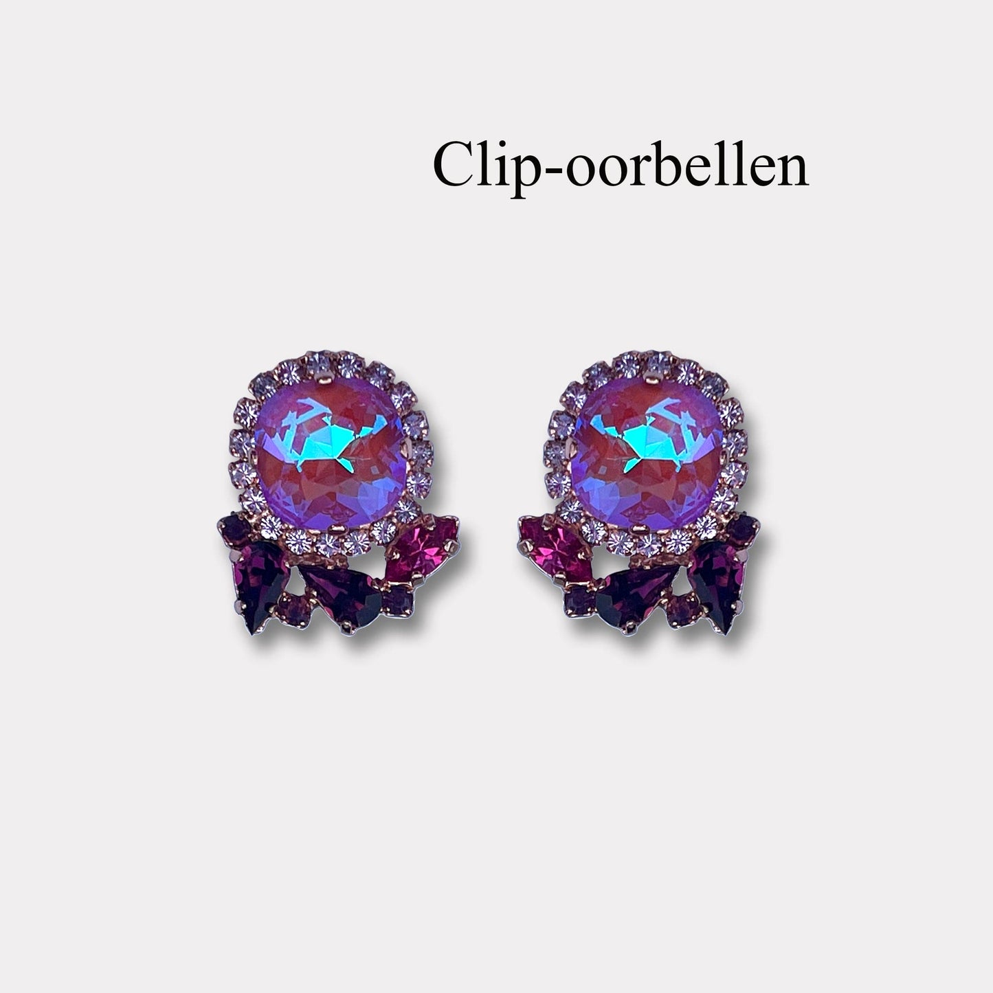 Ben jij op zoek naar oorbellen maar je hebt geen gaatjes, steel dan de show met deze clip-oorbellen van Farfino. Handgemaakt in Italië en ingelegd met prachtige kristallen van het merk Swarovski. Deze Isadora oorbel is in maar liefst 2 kleuren verkrijgbaar.