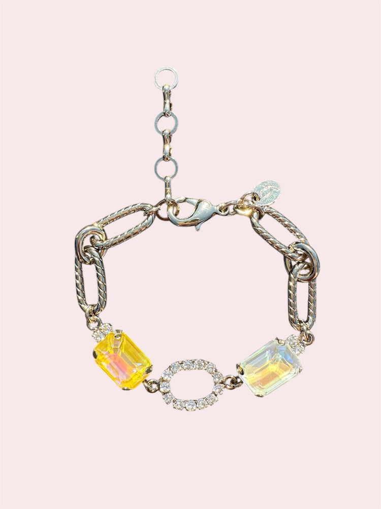 Een statement armband met schakels en swarovski stenen. Afgewerkt met fijne kristalletjes. Hypoallergeen , verguld goud.