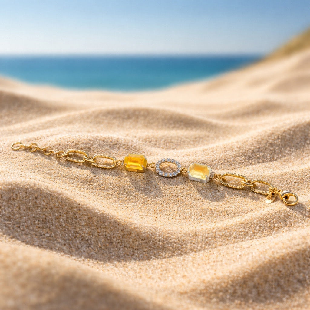 Een statement armband met schakels en swarovski stenen. Afgewerkt met fijne kristalletjes. Hypoallergeen , verguld goud. Draag ze tijdens een bruiloft of een feest.  Damice in Losser is officieel verkooppunt van deze niche oorbellen/armbanden. 