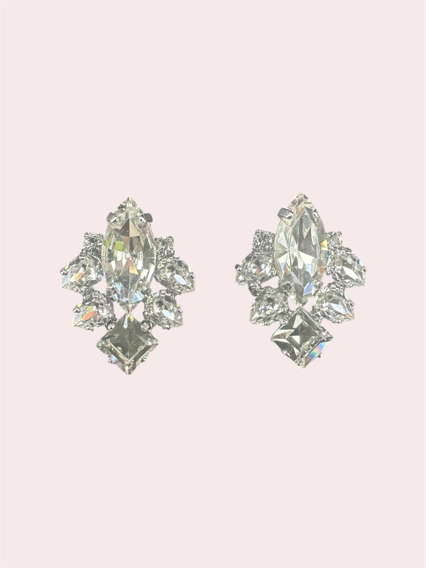 Luxe oorsteker met 8 heldere kristalletjes basiskleur zilver 