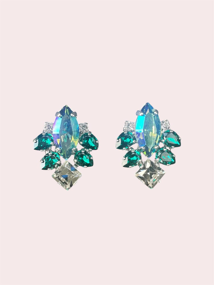Luxe oorsteker met 8 kristalletjes waarvan 5 groen en 3 helder. de oorbellen zijn nikkelrij en hypoallergeen. Perfect voor een chic diner, feest of bruiloft. Of passend bij jou jeans.