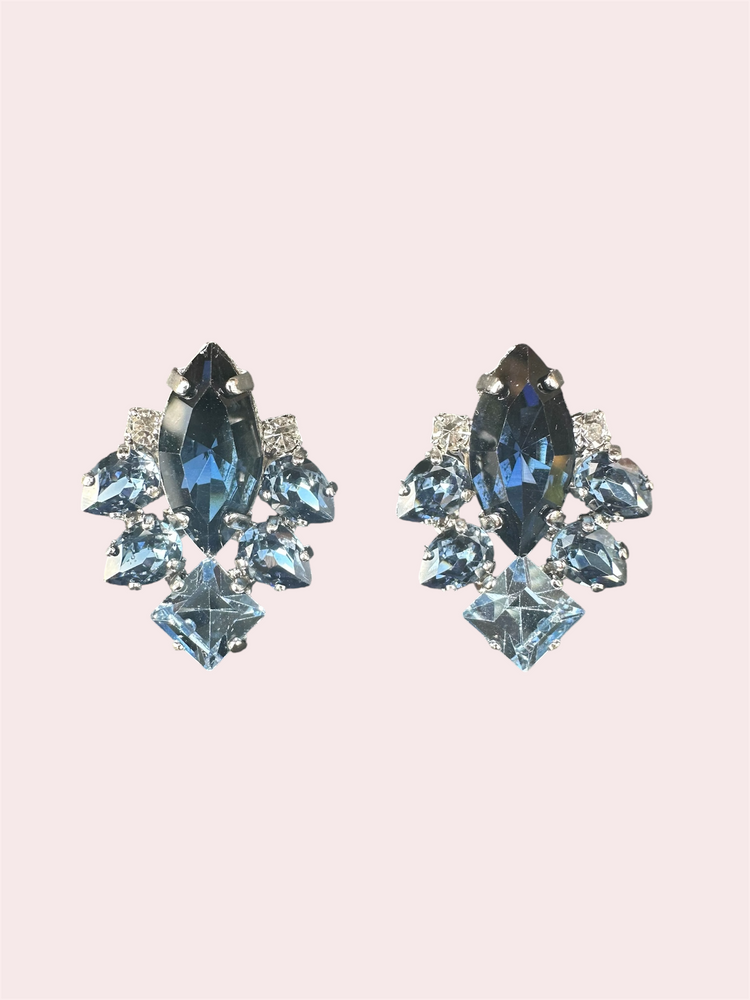 Luxe oorsteker met 8 kristallen in het donkerblauw, lichtblauw en 2 heleder kristalletjes. Deze oorbellen zijn hypoallergeen en nikkelvrij.
