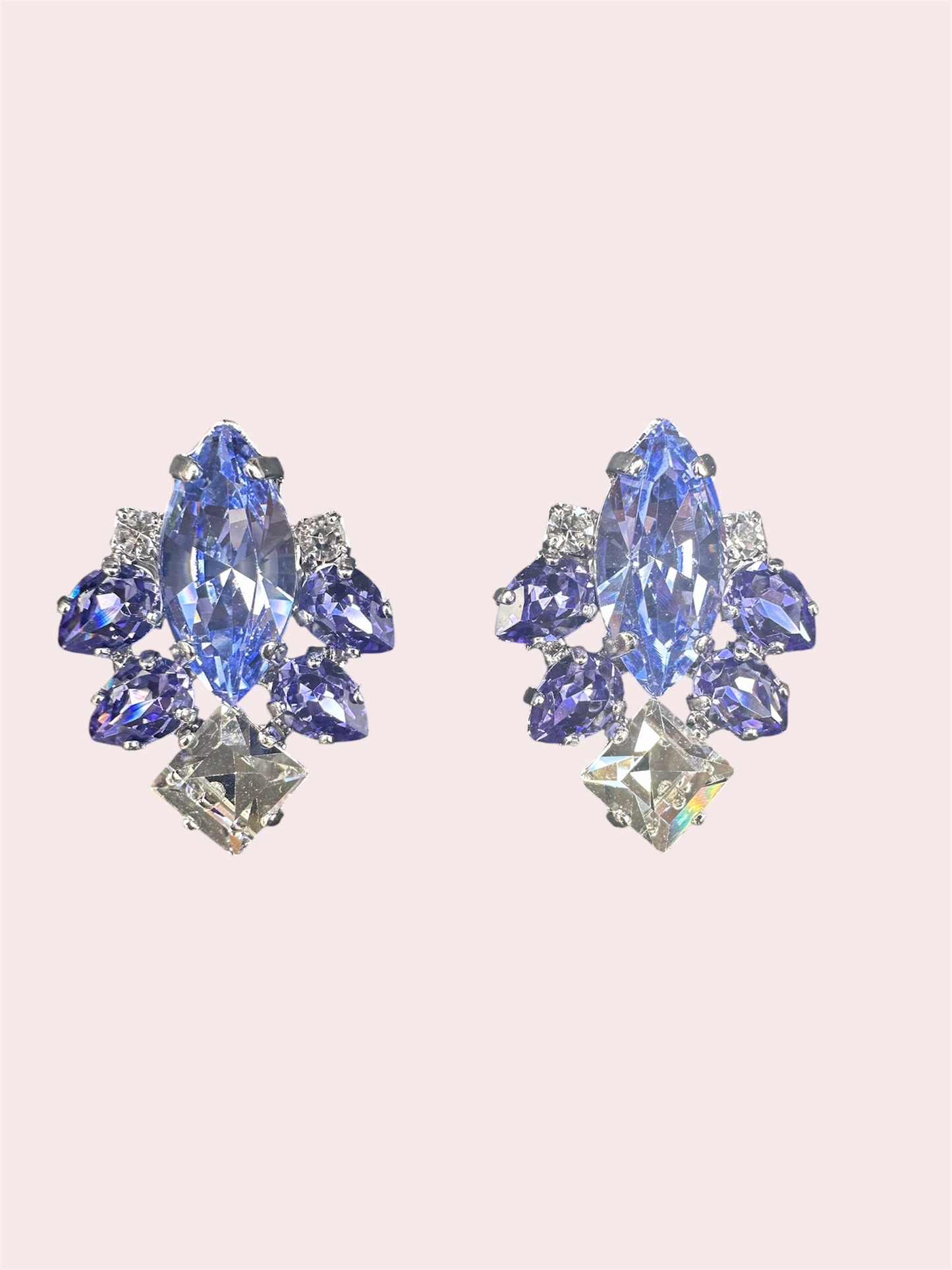 Luxe oorsteker met 8 swarovski kristalletjes , paars gecombineerd met heldere kristallen. 