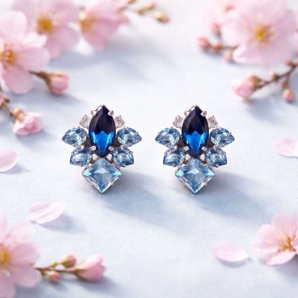 Luxe blauwe oorstekers met 8 kristallen in bloem-vormig design, kleine subtiele zilververgulde nikkelvrije en hypoallergene oorbellen voor dames
