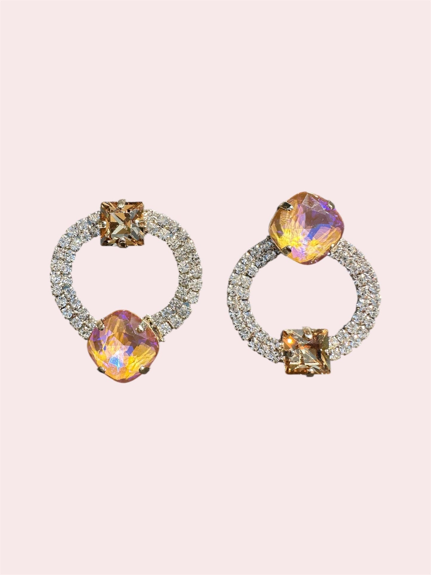 Statement oorbellen ingelegd met swarovski stenen, uniek design en opvallende kleuren. 