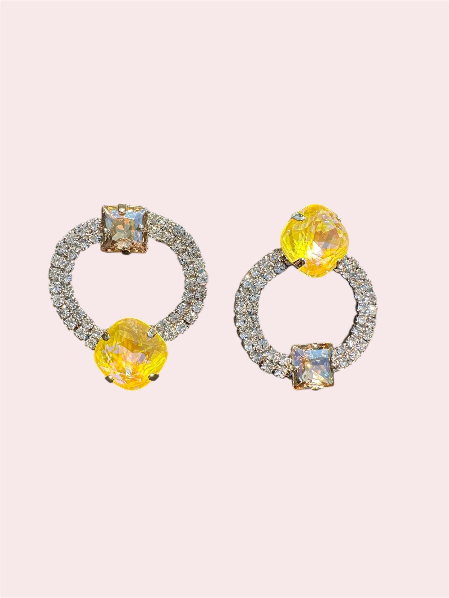 oorbellen Mia met een prachtige gele Swarovski steen omringt met kleine kristalletjes. statementoorbellen voor een bruiloft of feest. 